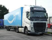 =Volvo FH-Sattelzugmaschine von VLANTANA transportiert einen Auflieger von AMAZON, 10-2020