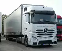 =MB Actros-Sattelzug der HEINRICH SCHNEIDER-Spedition steht auf einem Rastplatz an der A 7, 10-2020