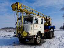 GRÄF+STIFT (ZA200) mit Brunnenbohrturm, welcher mit weihnachtlicher Lichterkette verziert ist; 210117