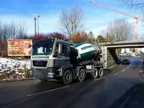 MAN-Betonmischer, hat soeben die dahinterliegende Baustelle versorgt, und ist wieder am Weg, um weiteren Nachschub der grauen Bausubstanz heranzuschaffen; 210122