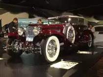 Cord L29 in der Karosserieversion Convertible Sedan, gebaut von 1929 bis 1931. Der Cord L29 war das erste Großserienfahrzeug mit Frontantrieb. Insgesamt verließen während der dreijährigen Produktionszeit 5.010 Fahrzeuge (alle Karosserieversionen) die Werkshallen in Auburn/Indiana. Davon 118 Autos mit der auf dem Foto gezeigten Convertible Sedan Karosserie. Der Achtzylinderreihenmotor hat einen Hubraum von 4893 cm³ und leistet 125 PS. Die Höchstgeschwindigkeit gab das Werk mit 130 km/h an. Für einen solchen Cord L29 musste man mindestens US$  3.295,00 anlegen. Zeithaus der Autostadt Wolfsburg.