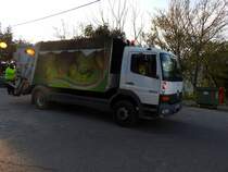 MB-1523 mit Müllwagenaufbau, ist schon Frühmorgens im Bereich Delphi unterwegs; 190404