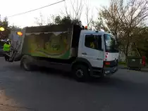 MB-1523 mit Müllwagenaufbau, ist schon Frühmorgens im Bereich Delphi unterwegs; 190404