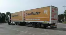 =Volvo FH-Hängerzug des Fensterherstellers GAULHOFER steht auf einer Rastanlage an der A 7 im Oktober 2020