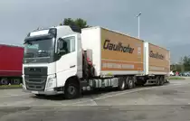 =Volvo FH-Hängerzug des Fensterherstellers GAULHOFER steht auf einer Rastanlage an der A 7 im Oktober 2020