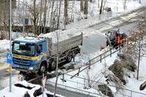 Ein Mercedes-Benz 4-Achs Kipplastwagen und ein Zaugg-Schneefrässchleuder im Schnellräumung Akkord-Einsatz. Gesehen in Wetzikon, Kanton Zürich, Schweiz, am 22. Januar 2021