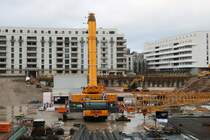 Schick Liebherr Autokran am 24.01.21 in Frankfurt am Main durch den Bauzaun fotografiert von einen Gehweg aus