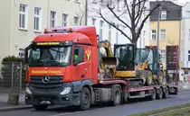 Autologistik Beckmann, Dipl.-Ing. Jörg Beckmann e. K. mit einem Sattelzug mit Ladebrücke mit zwei CAT Baumaschinen (Mietfahrzeuge) und MB ACTROS 1842 Zugmaschine am 26.01.21 Berlin Karlshorst.