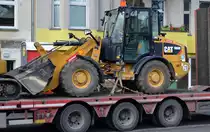 Ein CAT 906M Radlader (Mietbaumaschine) auf einer Ladebrücke am 26.01.21 Berlin Karlshorst.