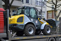 Ein KRAMER 5075 Radlader (HKL-Mietbaumaschine) auf einem Transporter am 26.01.21 Berlin Karlshorst.