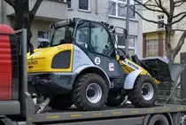 Ein KRAMER 5075 Radlader (HKL-Mietbaumaschine) auf einem Transporter am 26.01.21 Berlin Karlshorst.