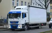 Ein MAN TGM 15.290 mit Pritschenaufbau mit Plane einer Fa. ERLER am 26.01.21 Berlin Karlshorst.