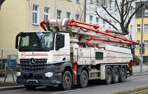 BFU Betonförderunion GmbH & Co. KG mit einem großen fünfachsigen MB AROCS 4851 mit Betonpumpe wahrscheinlich von Putzmeister Typ? am 26.01.21 Berlin Karlshorst.