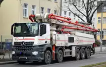 BFU Betonförderunion GmbH & Co. KG mit einem großen fünfachsigen MB AROCS 4851 mit Betonpumpe wahrscheinlich von Putzmeister Typ? am 26.01.21 Berlin Karlshorst.