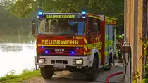 Löschgruppenfahrzeug LF10 auf Iveco Magirus Tector der freiwilligen Feuerwehr Kirchberg-Saupersdorf beim Errichten der Wasserversorgung an der Pohlteichschänke am 7. August 2020.