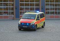 Notarzteinsatzfahrzeug NEF der Berufsfeuerwehr Zwickau auf Mercedes-Benz Vito mit Aufbau von Binz auf Einsatzfahrt am 10. August 2020.