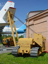 Ein Caterpillar D8 Pipelineleger aus dem Jahr 1950 hat eine Kleinstraupe Schmiedag 600-22 von 1960 am Haken. (Technik-Museum Speyer, Mai 2014)