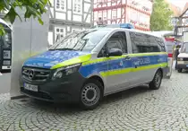 =MB Vito des Landespolizei Hessen steht auf dem Marktplatz in Melsungen im Oktober 2020