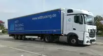=MB Actros von  kubastransport  mit einem Auflieger von  witttrucking  steht im Oktober 2020 auf einem Rastplatz an der A 7