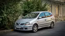 Nissan Almera Tino, fotografiert in Juli 2020.