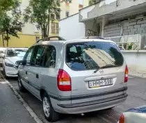 Rückansicht: Opel Zafira Mk1, fotografiert in Juli 2020.