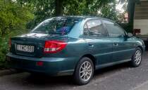 Rückansicht: Kia Rio Mk1, fotografiert in Juli 2020.