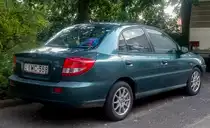 Rückansicht: Kia Rio Mk1, fotografiert in Juli 2020.