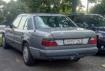 Rückansicht: Mercedes-Benz W124 E-Klasse (250D), gesehen in Juli 2020. Vor 30 jahren waren 90 PS für einen Mittelklasse-Sedan ausreichend...