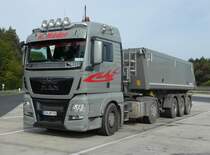 =MAN Kippersattelzug von H. MÄDER rastet an der A 7, 10-2020