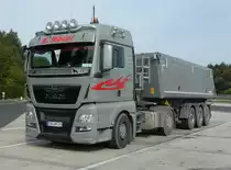 =MAN Kippersattelzug von H. MÄDER rastet an der A 7, 10-2020