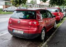 Rückansicht: VW Golf V (rot) in August 2020. 