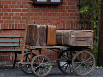 Dieser alte Gepäckhandwagen stand Ende September 2020 am Bahnhof Schmalzgrube. 