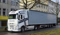 Udo Prautsch Transportunternehmen mit einem Sattelzug mit VOLVO FH 500 EURO6 Zugmaschine am 03.02.21 Berlin Karlshorst.