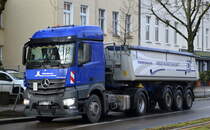 Mimberg Spedition-Baustoffe GmbH & Co. KG mit einem MB ACTROS 1846 Sattelkipper mit DETAG Thermomulde als Auflieger am 03.02.21 Berlin Karlshorst.