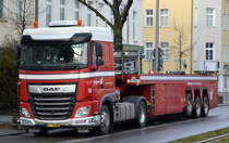 Driessen Spezial Transporte GmbH mit einem niederländischen Sattelzug mit Spezialauflieger für Betonfertigteile mit DAF XF 450 Zugmaschine am 03.02.21 Berlin Karlshorst.