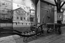 Eine alte Schubkarre, eine Sackkarre sowie ein Handwagen für den Bahnhofsbetrieb waren Ende September 2020 im sächsischen Schmalspurbahnmuseum Rittersgrün zu sehen.