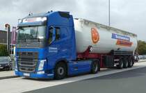 =Volvo FH-Tankzug von der Spedition SCHWARZER rastet an der A 7 im Oktober 2020