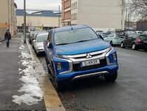 Mitsubishi L 200 am 02.02.2021 in Chemnitz Peterstraße fotografiert mit Samsung Galaxy S8. Die Straße hängt dort wie überall auf dem Sonnenberg wirklich so stark zur Seite.