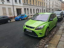 Ford Focus RS in Chemnitz Gießerstraße fotografiert mit Samsung Galaxy S8. Die Straße hängt dort wie überall auf dem Sonnenberg wirklich so stark zur Seite.