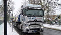 MAXIKraft Kran- und Schwerlastlogistik Inh. Maik Kanitzky e.K. mit einem Schwerlasttransporter mit Mercedes-Benz Actros 2652 - Maximum Zugmaschine und beladen mit Kranspitze und Ballastgewichten für vorausfahrenden LIEBHERR Fahrzeugkran am 09.02.21 Berlin Blankenburg. Hinten dran sieht man noch das Begleitfahrzeug.