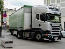 SCANIA-R450 im Einsatz für Güssinger-Wasser im Stadtgebiet von Ried; 190515