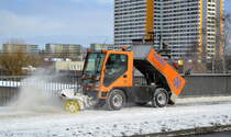 Ein Kommunalfahrzeug im Winterdienst (räumen und streuen) der Fa. KANOLD aus Berlin vom Hersteller Ladog-Fahrzeugbau- und Vertriebs-GmbH am 11.02.21 Brücke Allee der Kosmonauten am S-Bhf. Springpfuhl.
