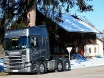 SCANIA-R450, bei einem kurzen Halt im Bereich einer idyllischen Kulisse: 210213