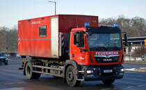 Ein Abrollkipper mit dem AB Atemschutz der Berliner Feuerwehr, ein MAN TGM 18.290 am 15.02.21 Berlin Marzahn.