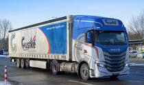 Recht beeindruckendes Design haben die modernen IVECO S-WAY NP ARTIC Zugmaschinen, hier ein Sattelzug der Spedition Heinrich Gustke GmbH aus Rostock am 15.02.21 Berlin Marzahn.