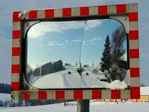 Verkehrsspiegel mit Sprung, bzw. die geteilte Strasse; 130119