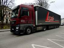MAN TGX 18.470, passiert das Bezirks-,Landesgericht in Ried; 210210