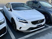 Ein Volvo V40 T4 Kinetic R-Design 2017 am 17.2.21 bei einer Garage in Gamsen.