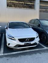 Volvo V40 T4 Kinetic R-Design 2017 der am 17.2.21 bei einer Garage in Gamsen steht