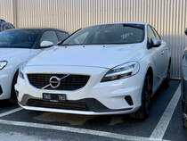 Volvo V40 Kinetic R-Design 2017 am 17.2.21 bei einer Garage in Gamsen